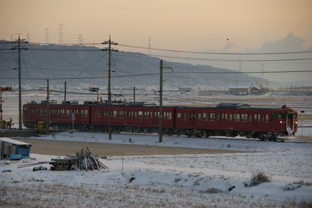 雪の中の七尾線、普通電車